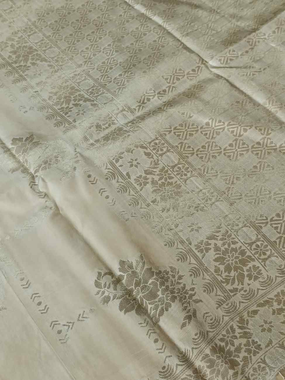 CREAM FLORAL TUSSAR VISCOSE