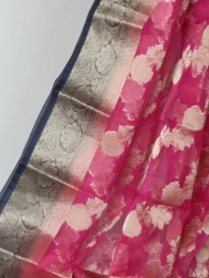 MAJENTA LEHARIYA CONTRAST BORDER BANARASI ORGANZA SAREE