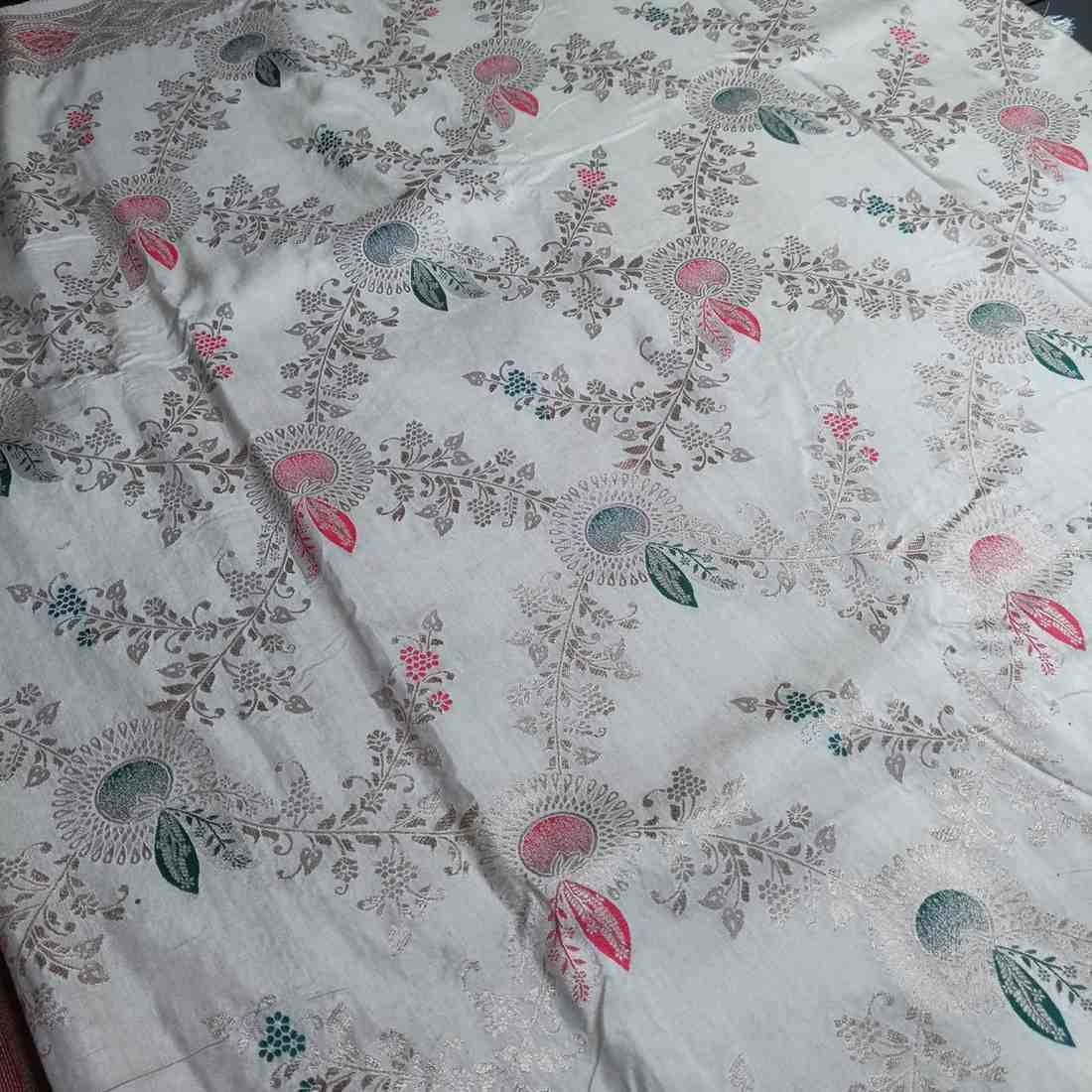 OFF WHITE FLORAL JAAL BANARASI VISCOSE SAREE