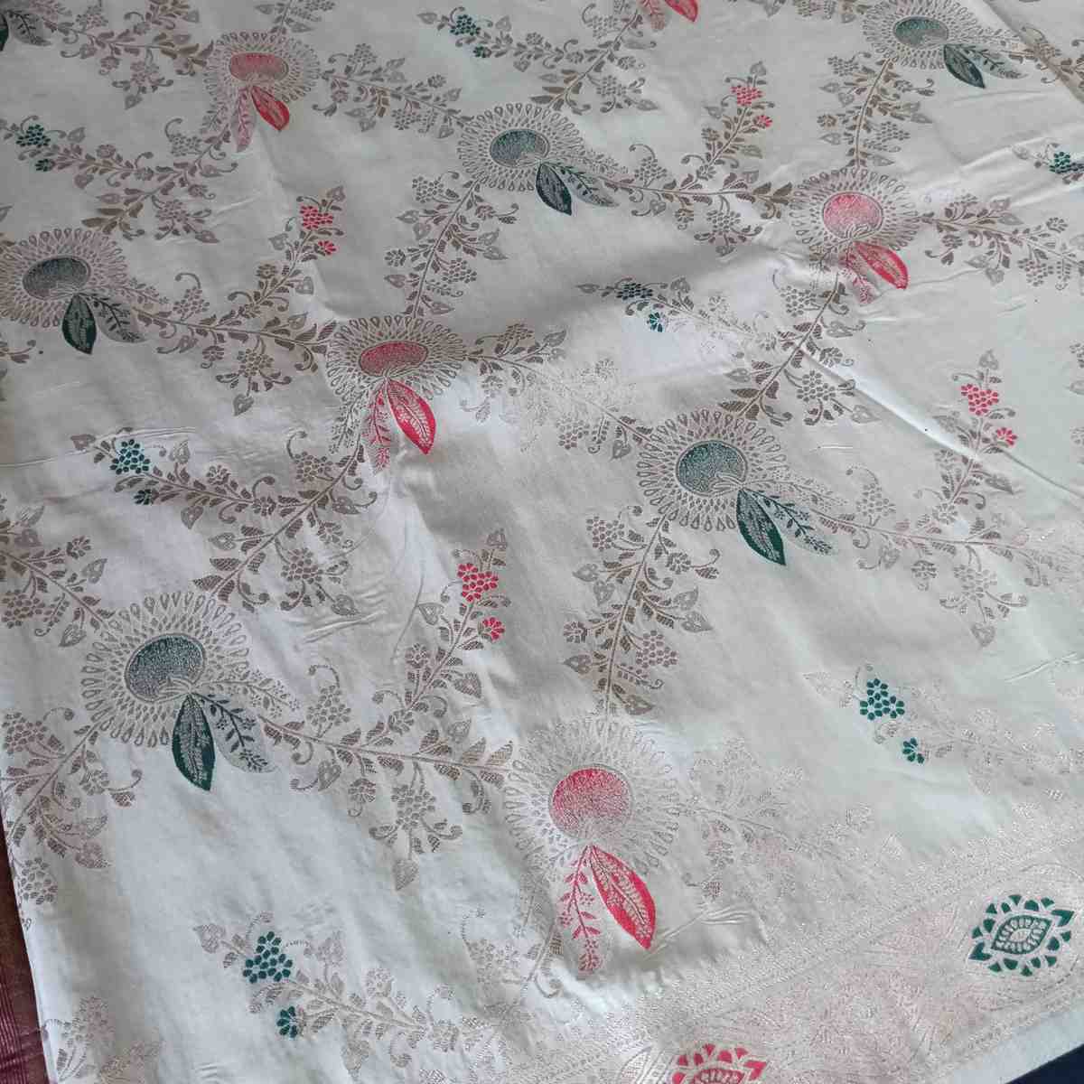OFF WHITE FLORAL JAAL BANARASI VISCOSE SAREE