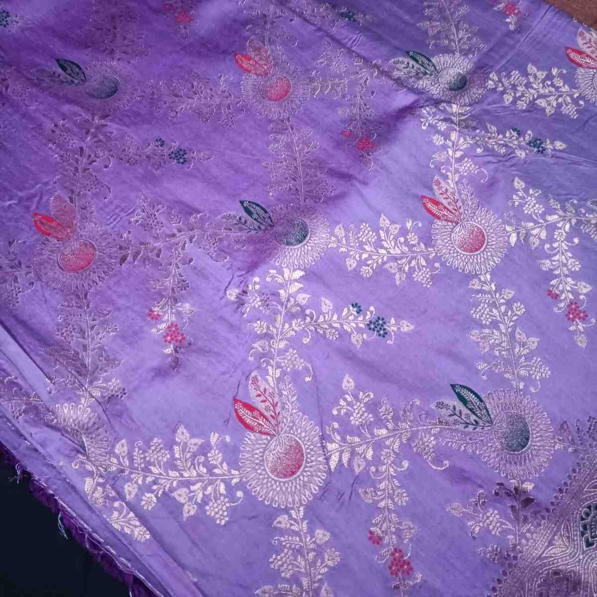 LAVENDER FLORAL JAAL BANARASI VISCOSE SAREE