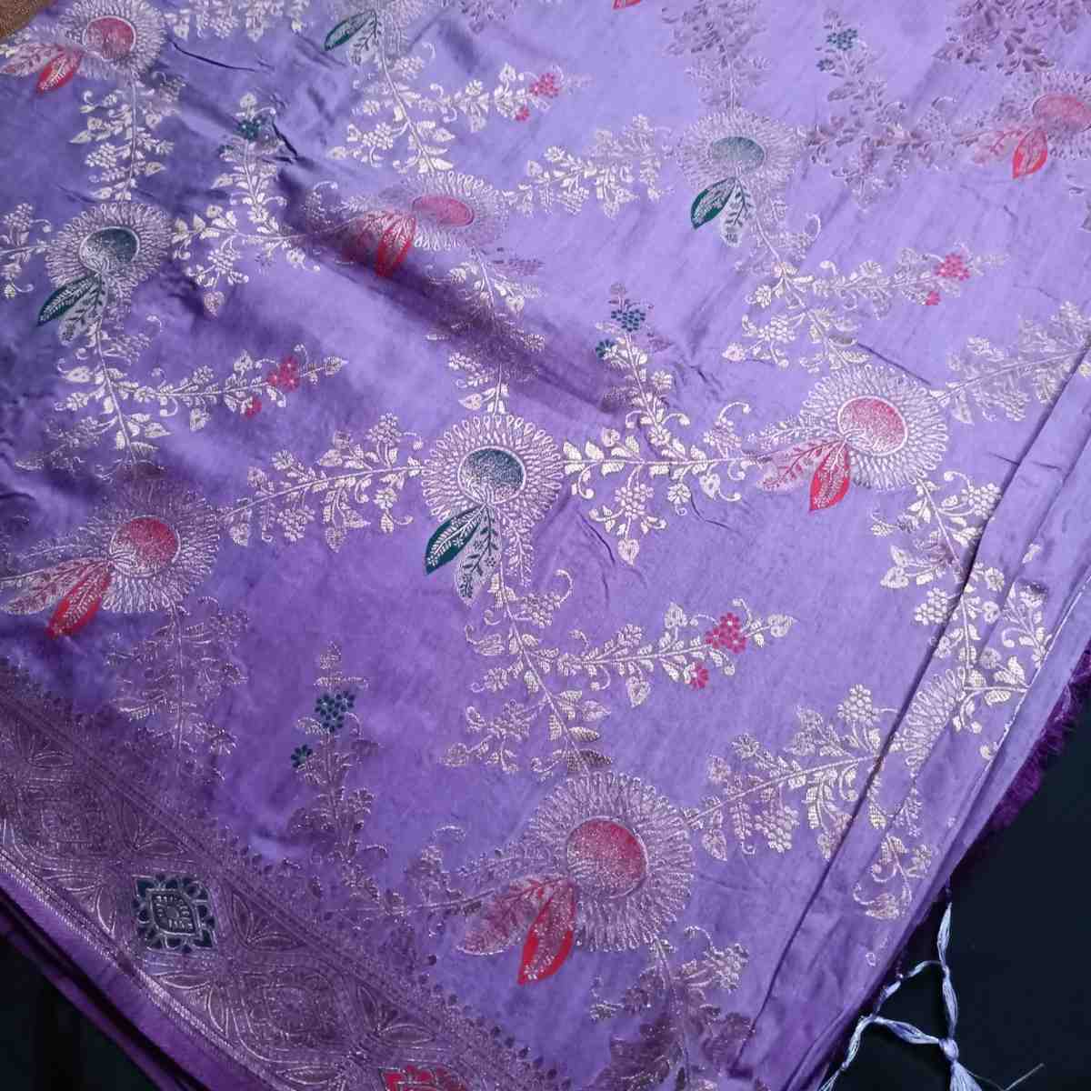 LAVENDER FLORAL JAAL BANARASI VISCOSE SAREE