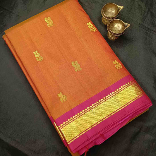 Close-up of traditional Bhavanji zari border with Rekku temple triangles on Kavi saree