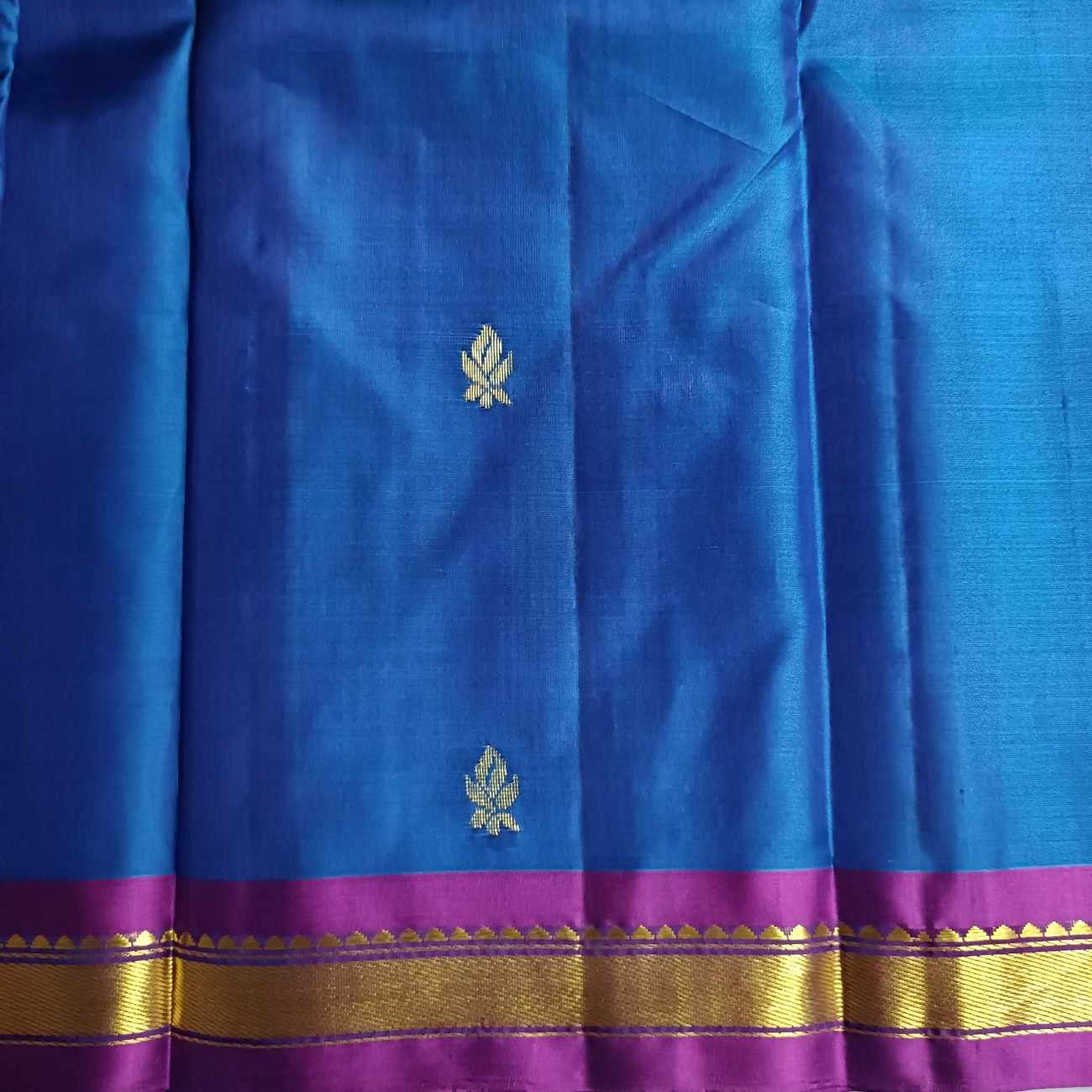 Close-up of Korvai Temple Reku Kaddi border on peacock blue Kanjivaram silk saree