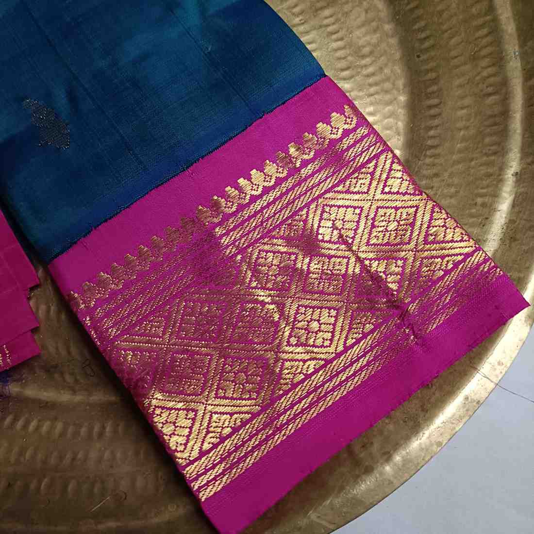 Rama Green Thirubhuvanam silk saree with pink korvai border showing simple vintage design