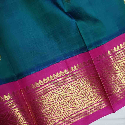 Rama Green Thirubhuvanam silk saree with pink korvai border showing simple vintage design